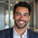 Joven profesional sonriendo en un entorno de oficina