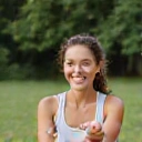 Mujer joven sonriendo y haciendo ejercicio